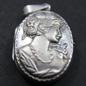 Lady Locket Oval 925 Repousse Vintage Flowers